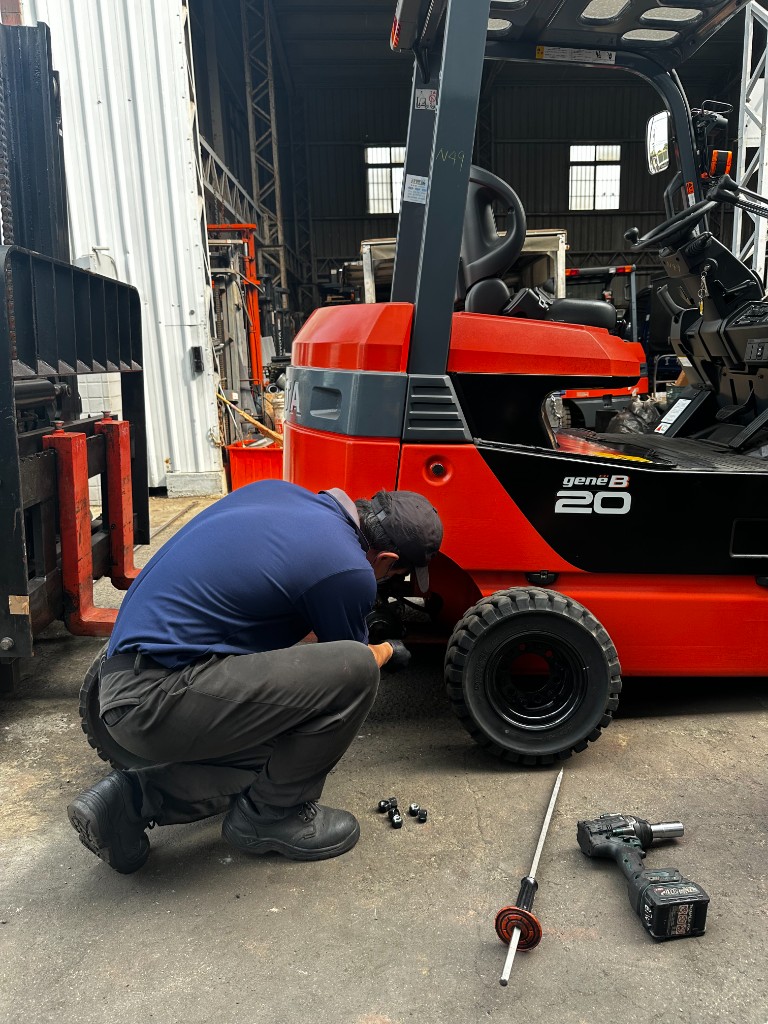 建豐堆高機技師現場檢查堆高機輪胎與車況